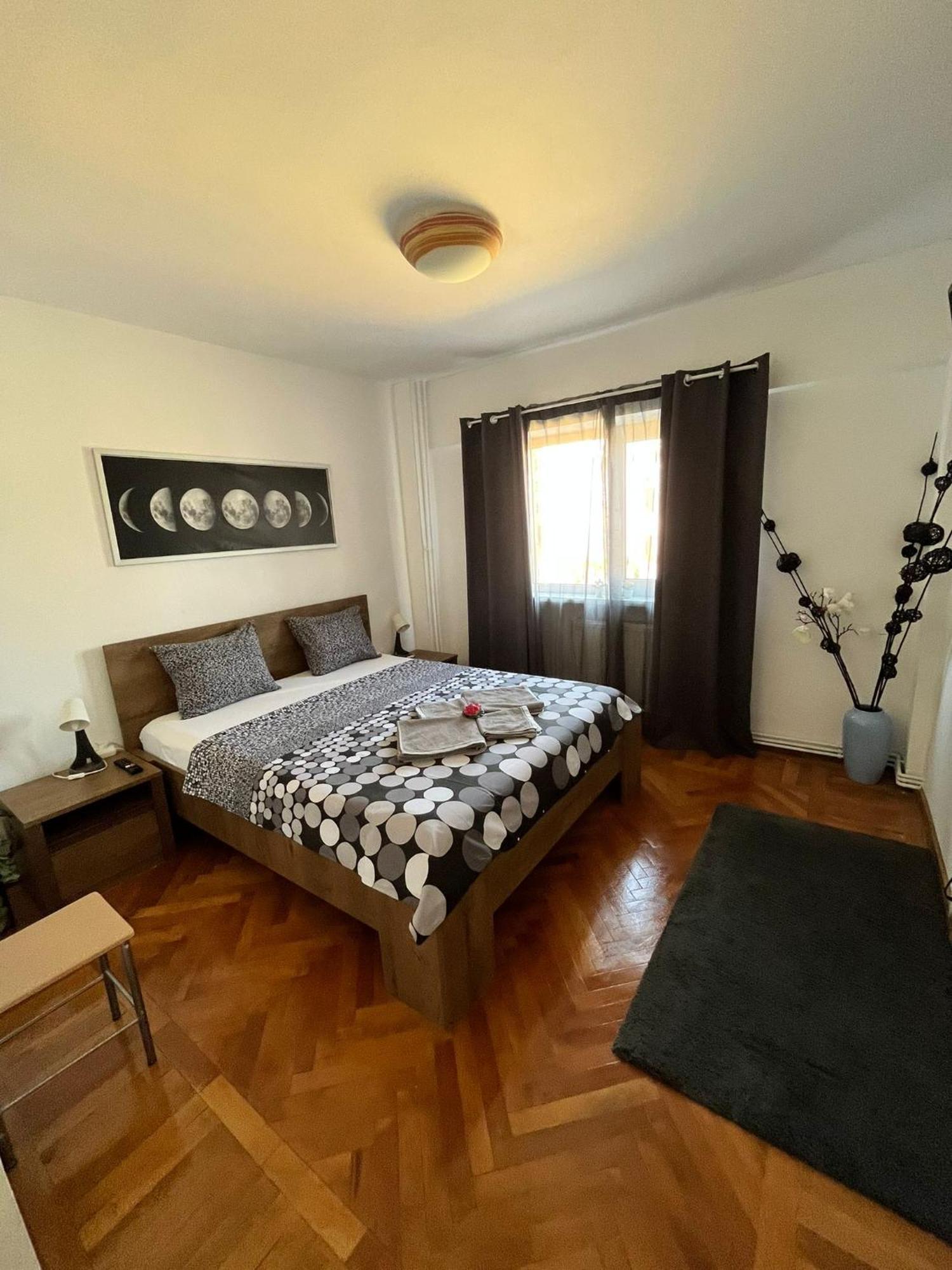 Picadilly Apartment プロイェシュティ エクステリア 写真